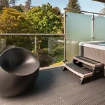 Hotel Aphrodites Group - Luxury Hot Tub In District!