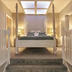 Aphrodites Group - Luxury Hot Tub In District! Hotel