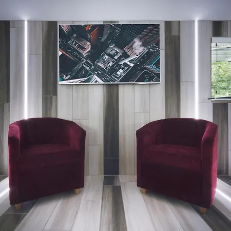 Aphrodites Group - Luxury Hot Tub In District!