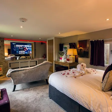 Aphrodites Group - Luxury Hot Tub In District! 5*