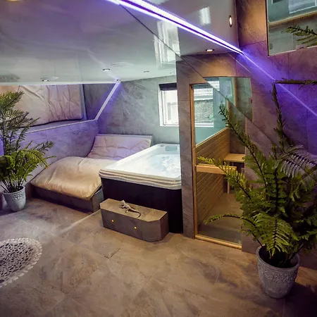 Aphrodites Group - Luxury Hot Tub In District! Ξενοδοχείο 5*