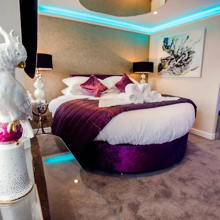 Aphrodites Group - Luxury Hot Tub In District! 5*