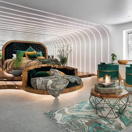 Aphrodites Group - Luxury Hot Tub In District!