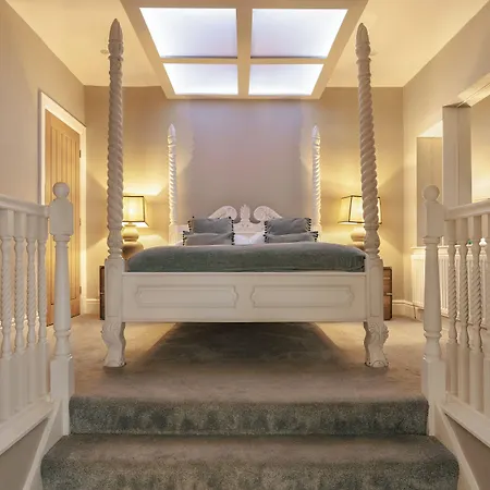 Aphrodites Group - Luxury Hot Tub In District! Hotel