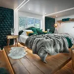 Aphrodites Group - Luxury Hot Tub In District!