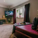 Aphrodites Group - Luxury Hot Tub In District!