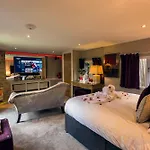 Aphrodites Group - Luxury Hot Tub In District! 5*