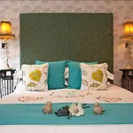 Aphrodites Group - Luxury Hot Tub In District!