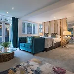 Aphrodites Group - Luxury Hot Tub In District! Hotel