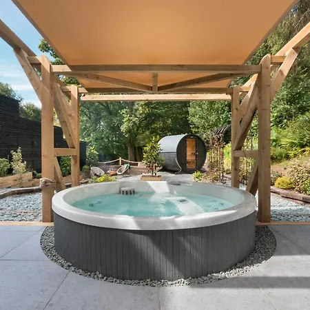 Aphrodites Group - Luxury Hot Tub In District! 5*