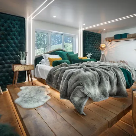 Aphrodites Group - Luxury Hot Tub In District!