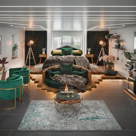 Aphrodites Group - Luxury Hot Tub In District! 5*