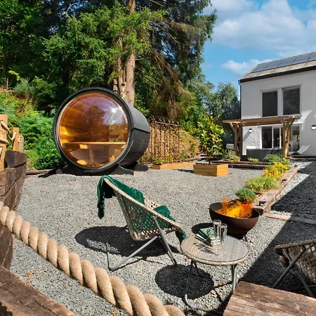 Aphrodites Group - Luxury Hot Tub In District!