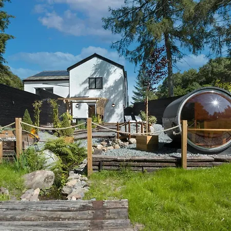 Aphrodites Group - Luxury Hot Tub In District! Hotel