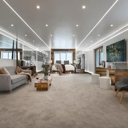 Hotel Aphrodites Group - Luxury Hot Tub In District!