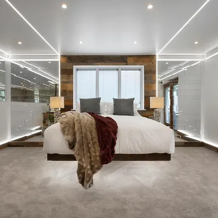 Aphrodites Group - Luxury Hot Tub In District! 5*