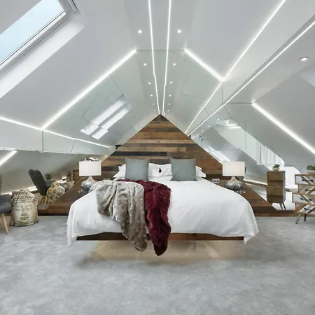 Aphrodites Group - Luxury Hot Tub In District!