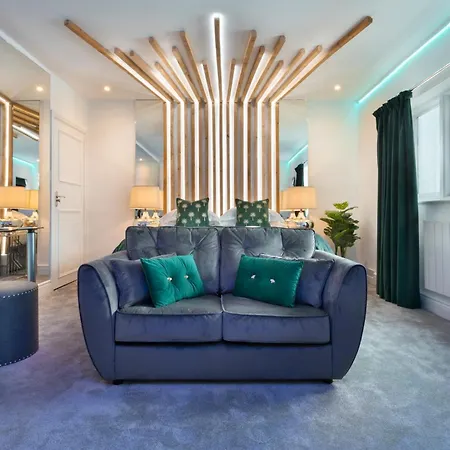 Aphrodites Group - Luxury Hot Tub In District! 5*