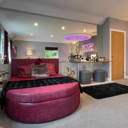 Hotel Aphrodites Group - Luxury Hot Tub In District!