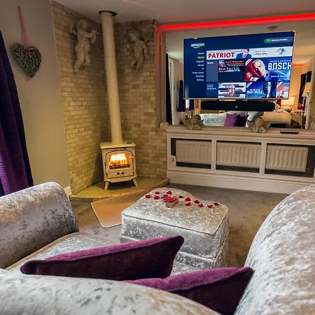 Aphrodites Group - Luxury Hot Tub In District! 5*