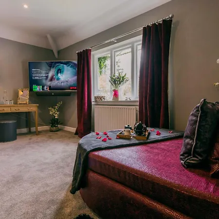 Aphrodites Group - Luxury Hot Tub In District!