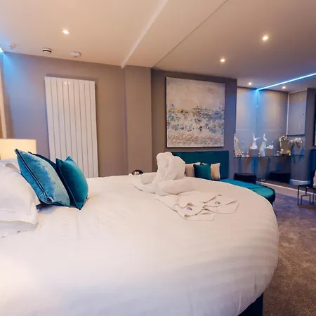 Hotel Aphrodites Group - Luxury Hot Tub In District!