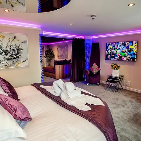 Aphrodites Group - Luxury Hot Tub In District!