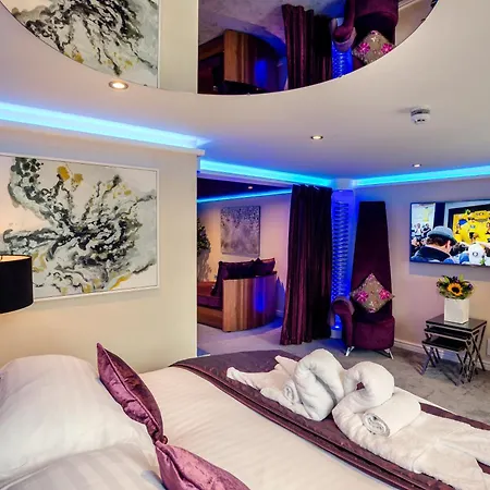 Aphrodites Group - Luxury Hot Tub In District! Hotel