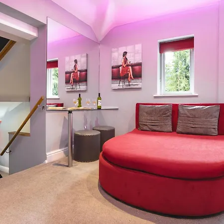 Aphrodites Group - Luxury Hot Tub In District!
