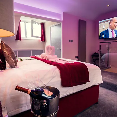 Aphrodites Group - Luxury Hot Tub In District! Hotel