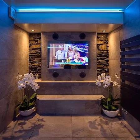 Aphrodites Group - Luxury Hot Tub In District! 鲍内斯温德米尔