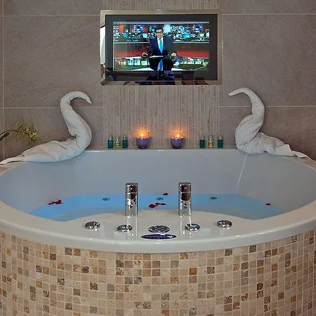 Aphrodites Group - Luxury Hot Tub In District! Hotel Bowness-on-Windermere