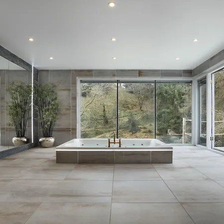 Aphrodites Group - Luxury Hot Tub In District! Hotel