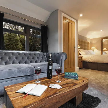 Aphrodites Group - Luxury Hot Tub In District!