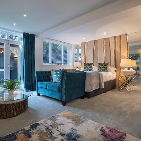 Aphrodites Group - Luxury Hot Tub In District! Hotel