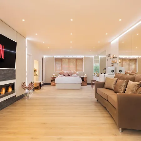 Aphrodites Group - Luxury Hot Tub In District! 酒店 鲍内斯温德米尔