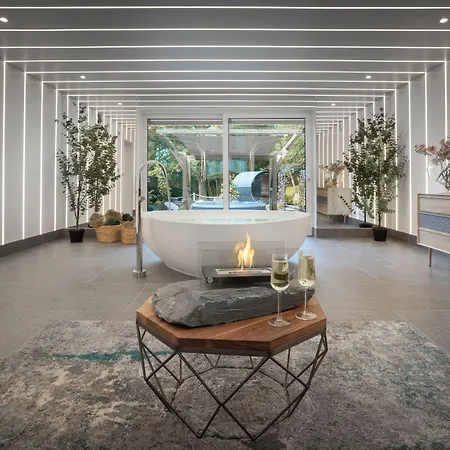 Aphrodites Group - Luxury Hot Tub In District! 5*