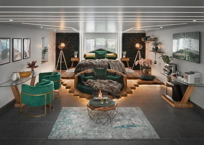 Aphrodites Group - Luxury Hot Tub In District! 5*