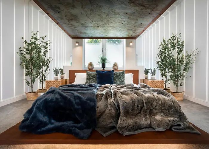 Hotel Aphrodites Group - Luxury Hot Tub In District!