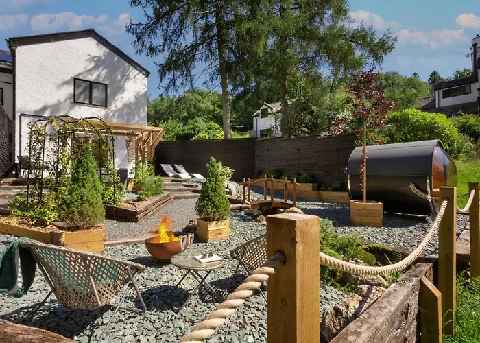 Aphrodites Group - Luxury Hot Tub In District! 5*