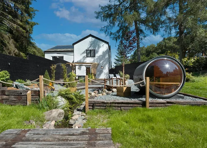 Aphrodites Group - Luxury Hot Tub In District! Hotel