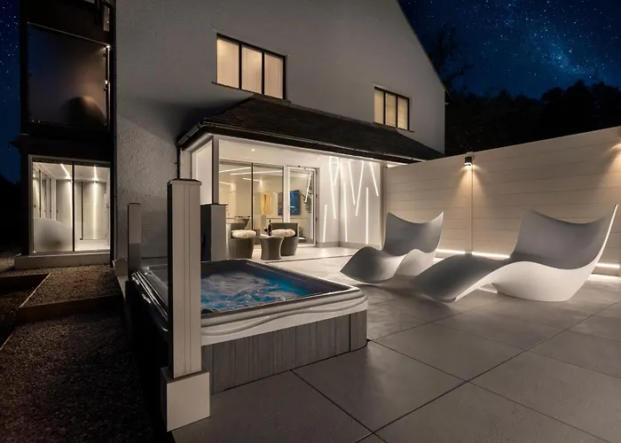 Hotel Aphrodites Group - Luxury Hot Tub In District!