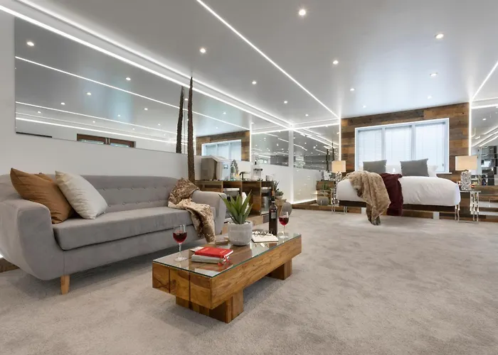 Aphrodites Group - Luxury Hot Tub In District! Hotel