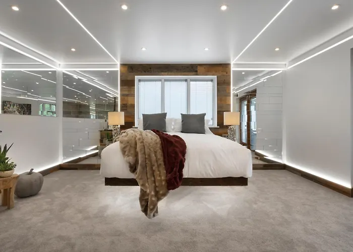 Aphrodites Group - Luxury Hot Tub In District! 5*