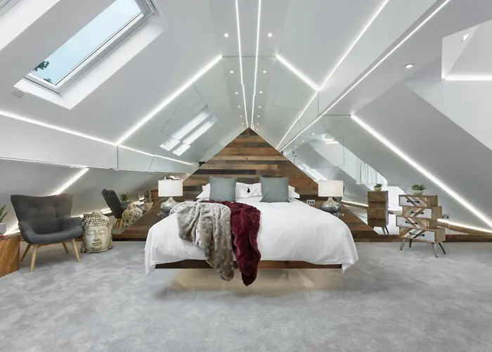 Aphrodites Group - Luxury Hot Tub In District!