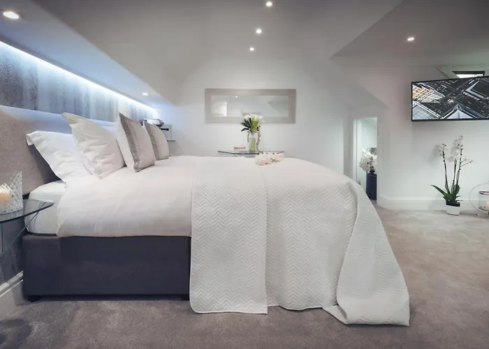 Hotel Aphrodites Group - Luxury Hot Tub In District!