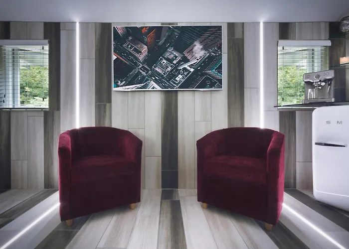 Aphrodites Group - Luxury Hot Tub In District!