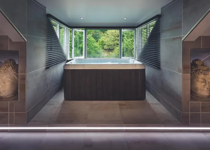 Hotel Aphrodites Group - Luxury Hot Tub In District!