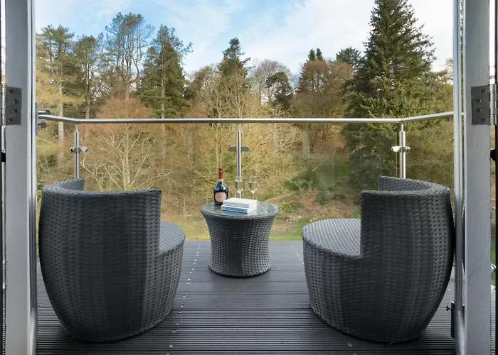 Aphrodites Group - Luxury Hot Tub In District!