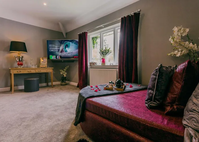 Aphrodites Group - Luxury Hot Tub In District!